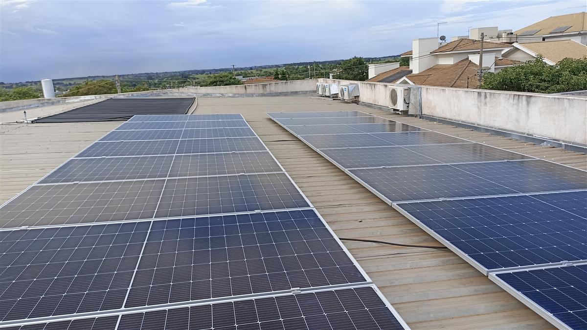 Painéis solares alinhados no telhado